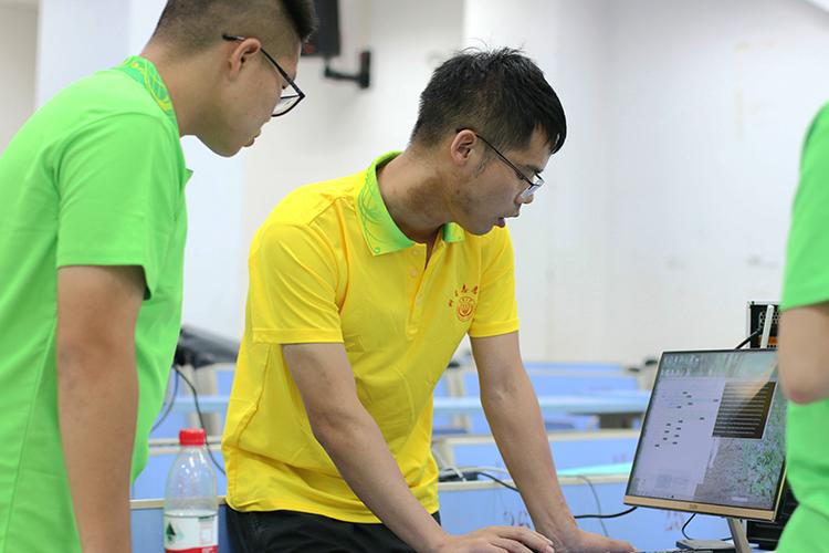 探秘自动化前沿，点燃科技梦想——重庆大学科学营营员走进自动化学院诺信科技